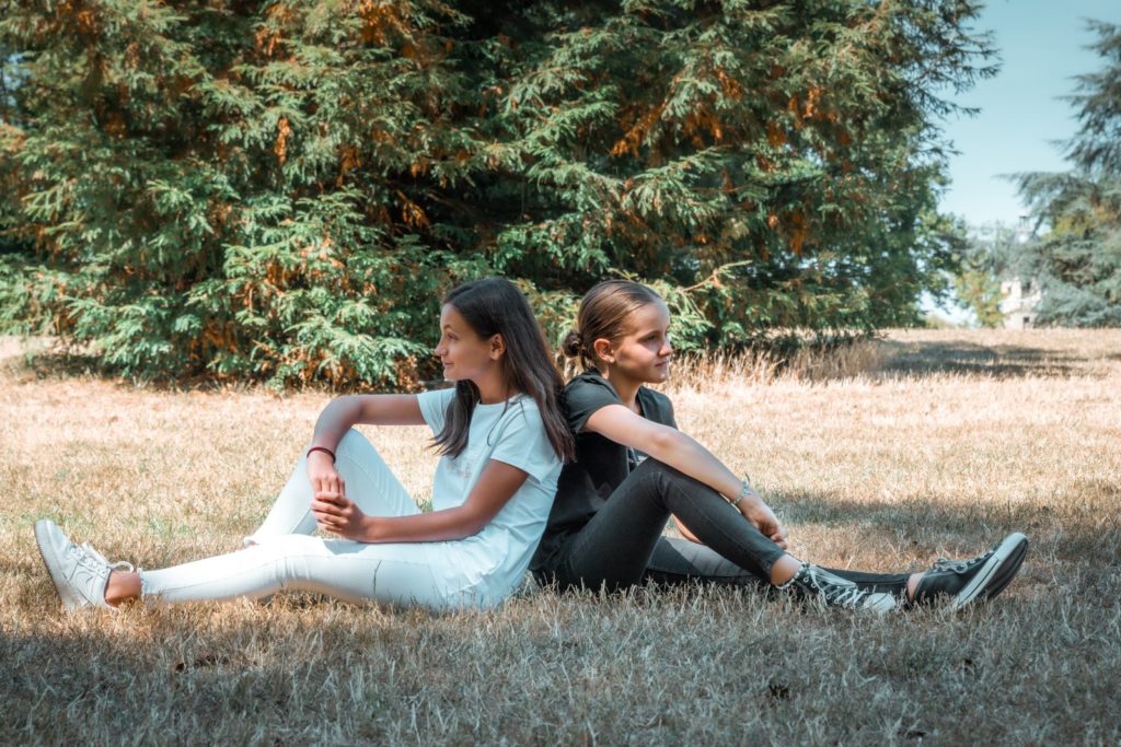 Roxane et Eva assise